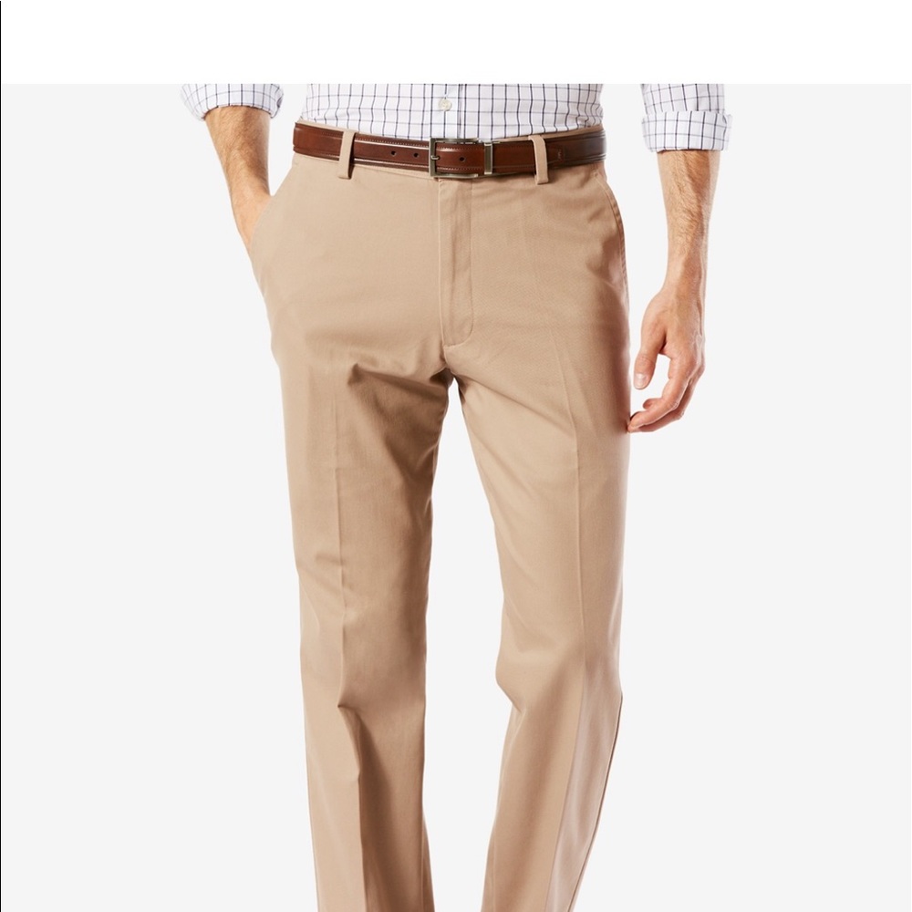 NWOT Men’s Dockers Straight fit Khaki pants.